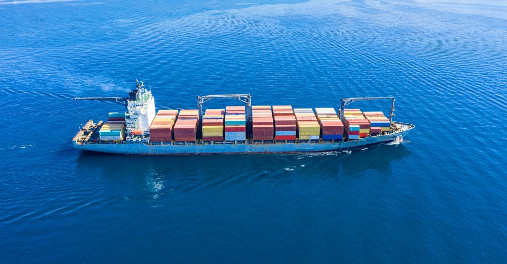 Buque portacontenedores navegando en una ruta de comercio internacional