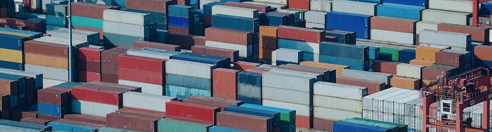 Contenedores en un terminal portuario