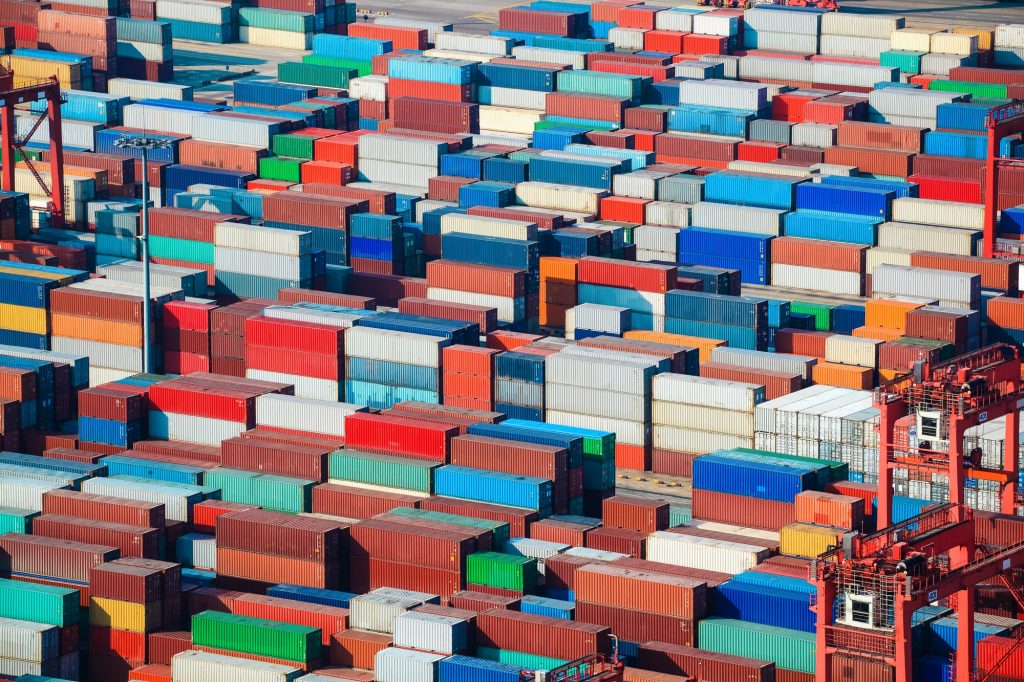 Contenedores de carga vinculados al comercio internacional